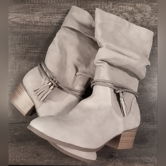 Women Heeled Boots - Size 9 Wide - Picture 2 of 5